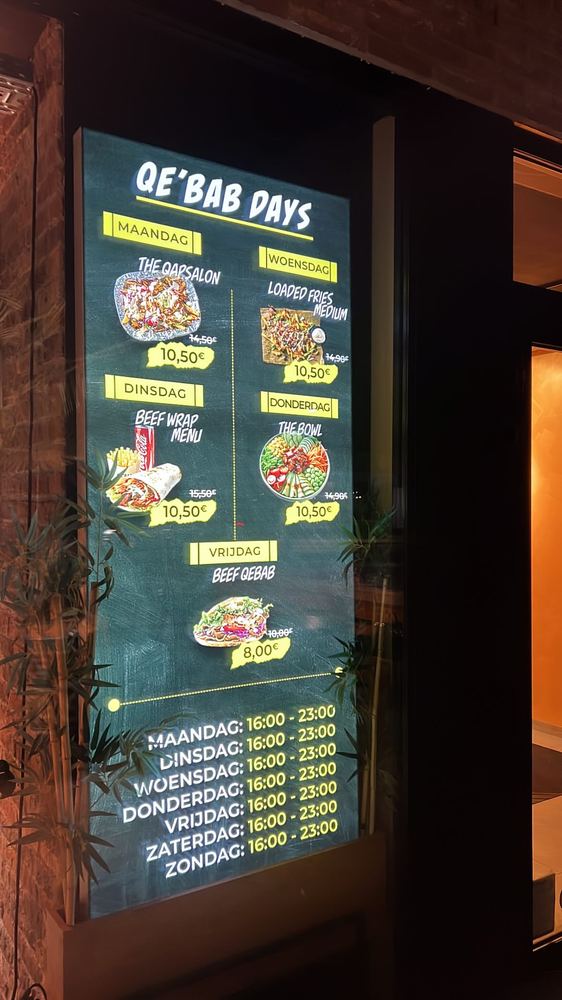 Digitaal menuscherm ontworpen voor restaurant Qebab in Maasmechelen