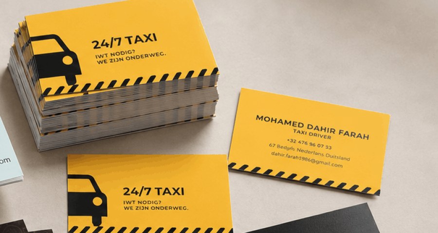 Gedrukte visitekaartjes en flyers voor een zaak